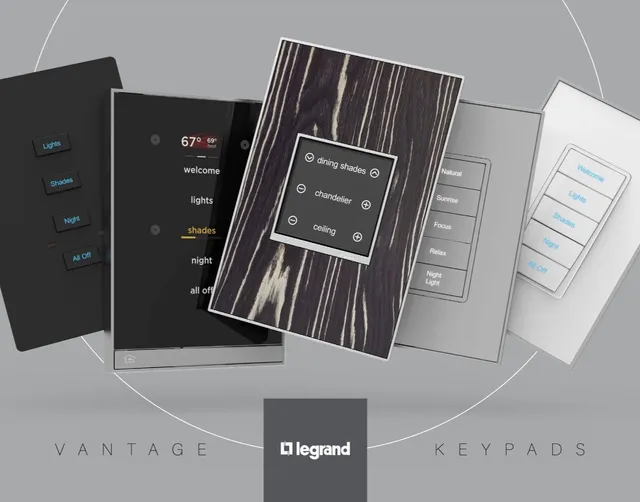 Keypads de Vantage en una pared de diseño, permitiendo el control de escenas de iluminación, persianas y clima.